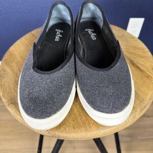 Fuchsia Crossover Gray Sneaker Flats, Size 11